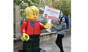 dev-lego-minifigurleri-kizlara-ilham-vermek-icin-sokaga-cikti-CaYRRcZc.jpg