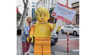 dev-lego-minifigurleri-kizlara-ilham-vermek-icin-sokaga-cikti-aHrtTU8K.jpg