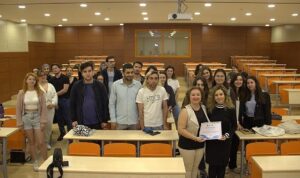 eu-iletisim-fakultesinde-sinifta-mezun-var-etkinlikleri-devam-ediyor-7tQtMODN.jpg