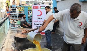 gazin-bittigi-gazzede-kizilay-yemekleri-odun-atesiyle-pisiriyor-vFYruhCM.jpg
