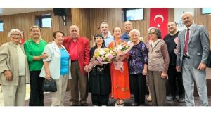 huzurevi-bedia-akarturktun-turkuleri-ile-senlendi-1mxxmCHP.jpg