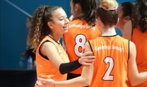 ilber-ortayli-eczacibasi-gelecege-smac-15-gelisim-turnuvasinda-gelecegin-voleybolculariyla-bir-araya-geldi-e2kzDNqs.jpg