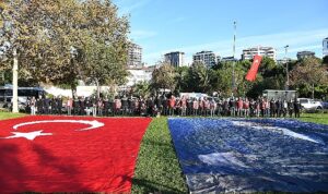 kadikoyde-binlerce-kisi-ataya-saygi-zinciri-olusturdu-aC2vw5nB.jpg