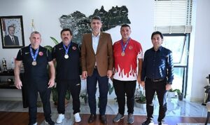 kocaman-veteran-gureslerini-kabul-etti-jdnU78H1.jpg