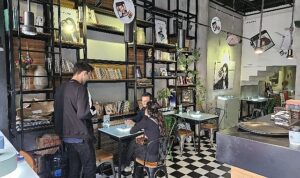 samsungun-en-yeni-katlanabilir-modellerinden-galaxy-z-flip5-flip-cafede-ziyaretcilerini-bekliyor-Qlw8NIwZ.jpg