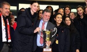2023-fivb-dunya-kulupler-sampiyonu-eczacibasi-dynavit-istanbul-havalimaninda-medya-mensuplariyla-bulustu-3h8mTRrr.jpg