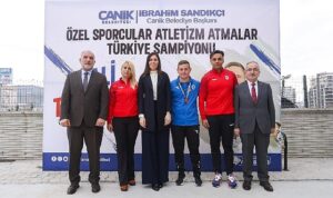 ak-parti-genel-baskan-yardimcisi-karaaslan-ve-baskan-sandikcidan-akinci-tiha-pozu-fzL3IHK6.jpg