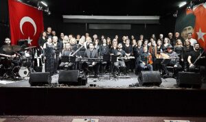 baris-manco-kemerde-sarkilariyla-anildi-jtgwMLKC.jpg