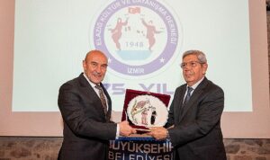 baskan-soyer-kentteki-elaziglilarla-bulustu-krizlerin-acisini-hafifletmek-icin-el-ele-vermeliyiz-pOeXEMfi.jpg