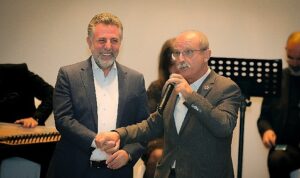 bayraklinin-muhtarlari-baskan-sandalin-yaninda-biz-buyuk-bir-aileyiz-Z8nW4DiE.jpg