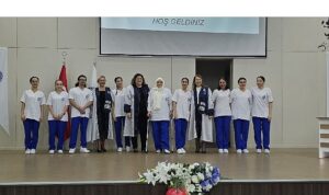 ege-universitesi-hemsirelik-fakultesinde-ii-uniforma-giyme-toreni-BES9NdhV.jpg