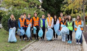 karsiyaka-belediyesi-genclere-geri-donusum-bilinci-asiliyor-b8aBU3qR.jpg