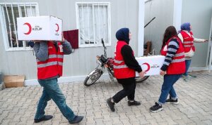 kizilaydan-12-milyon-depremzedeye-kis-yardimi-fJcKTbIh.jpg