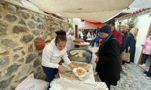 narlidere-toprak-ana-gununu-nar-ve-asure-ile-kutladi-jcZwIA46.jpg