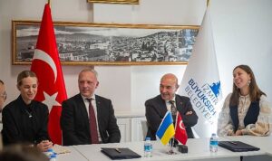 rusya-ve-ukrayna-savasi-sirasinda-imzalanan-ilk-sozlesme-izmirden-izmir-ile-cernivtsi-arasinda-kardeslik-9fa6VGXa.jpg
