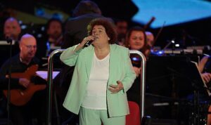 selda-bagcan-ve-fahir-atakoglundan-unutulmaz-konser-HzV6mjVC.jpg