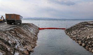 van-golune-akan-derelere-atik-tutucu-yerlestirdi-n5wmaRmE.jpg