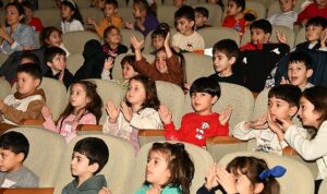 yenisehirli-cocuklar-tiyatro-oyunuyla-hem-eglendi-hem-de-atik-yonetimi-ogrendi-4CJTbtNO.jpg