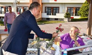 huzurevinde-yeni-yil-kutlamasi-7AtESFCN.jpg