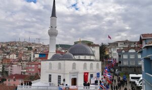 yeniden-insa-edilen-uskudar-kiroglu-cami-ibadete-acildi-6cSvzzck.jpg