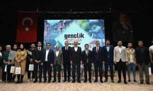 baskan-altay-aksehirde-esnafla-ve-genclerle-bulustu-DLnNYvex.jpg