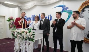 baskan-caliktan-sevgililer-gununde-evlenen-ciftlere-surpriz-daWX84aT.jpg