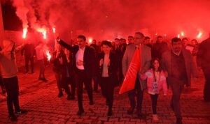 baskan-kirgoz-baba-ocagi-salihlere-1300-aracli-konvoyla-cikarma-yapti-pFWchSir.jpg