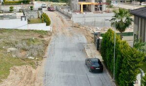 didim-belediyesi-kent-genelinde-yol-yapim-calismalarina-tum-hiziyla-devam-ediyor-TRHK6fH5.jpg