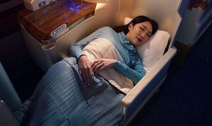 emirates-business-class-yolcularini-uzun-ucuslarda-daha-rahat-ettirecek-yeni-ucak-ici-kiyafet-setini-98lrWv1B.jpg
