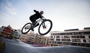 karsiyakada-heyecanin-adresi-pump-track-bisiklet-parkuru-oldu-XXp3XiFi.jpg