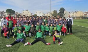 kusadasinda-her-yil-geleneksel-olarak-duzenlenen-somestr-cupa-katilan-narlidere-belediyespor-turnuvadan-3-kupayla-3EbOll9F.jpg
