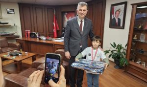 satrancta-golcukun-gururu-baskan-sezere-konuk-oldu-pbsZ1Czq.jpg
