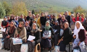 tikav-ve-akfen-yenilenebilir-enerjiden-kirsaldaki-kadinlari-guvenli-dijitallesme-ve-dijital-bilinclendirme-atagi-dijitaldeki-pXIUzTtw.jpg