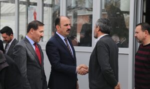 baskan-altay-ayakkabicilar-sanayiinde-esnafla-ve-ogrencilerle-bulustu-uvXQvKNG.jpg