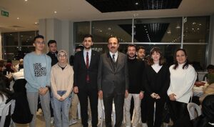 baskan-altay-genclerle-ve-esnafla-bir-araya-geldi-ELsURuwt.jpg