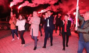 baskan-kirgoze-dede-ocagi-kiratlida-zeybek-surprizi-VRGk3rns.jpg