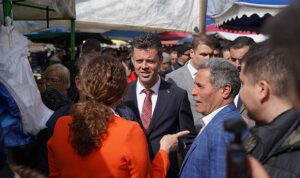 baskan-sarikurt-ve-yuceer-secim-calismalarina-devam-ediyor-Y9mGQ1IO.jpg