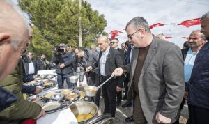 baskan-soyer-dede-bayiri-hayrinda-lokma-dagitti-rY52mFVR.jpg