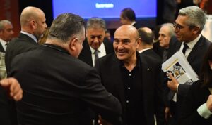 baskan-soyer-izmir-vakfinin-genel-kuruluna-katildi-emekleme-donemi-geride-kaldi-Z6v8UQmm.jpg