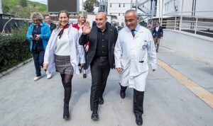 baskan-soyer-saglik-calisanlarinin-bayramini-kutladi-9nphQT6s.jpg