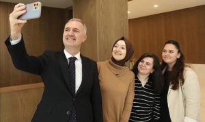 baskan-tabandan-kadin-personele-8-mart-jesti-Jllrk9wr.jpg