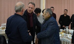 beylikduzu-belediye-baskani-mehmet-murat-calik-ramazan-ayinin-ilk-sahurunu-yakuplu-mahallesindeki-komsulariyla-yapti-tRj4bz4v.jpg