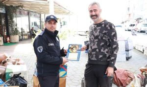 burhaniye-belediyesi-tarafindan-ramazan-ayi-dolayisiyla-bastirilan-5000-adet-imsakiye-vatandasa-dagitiliyor-TZGsRhNj.jpg