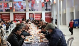 buyuksehir-belediyesi-ataturk-spor-salonunda-iftar-sofrasi-kurdu-GkHRpIxZ.jpg