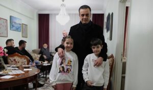cetinkaya-durmak-yok-yola-devam-HxjeOSRL.jpg