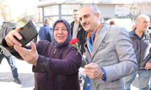 cumhur-ittifaki-cayirovalilara-karanfil-dagitti-DH8TDQEC.jpg