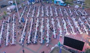 cumhuriyet-meydaninda-buyuk-iftar-sofrasi-KtDaDLOK.jpg