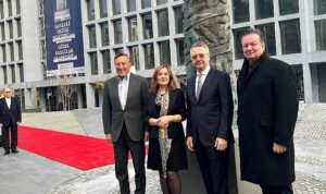 cumhuriyetin-ilk-heykeltraslarindan-zuhtu-muridoglunun-heykeli-100-yil-anisina-bronz-dokum-olarak-kamusal-alanda-k1ZhIw2w.jpg