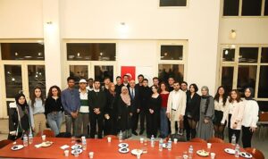deu-rektor-vekili-ak-ogrencilerle-iftar-yapti-1Z3Eul2z.jpg