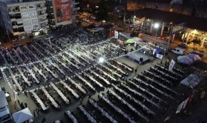 efes-selcuk-belediyesi-ramazan-ayinin-ilk-gununde-iftar-sofrasi-kurarak-toplumsal-dayanisma-ornegi-gosterdi-mDmTqD23.jpg